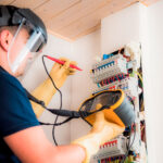 Diagnostiqueur effectuant un diagnostic électricité Guadeloupe pour la sécurité immobilière.